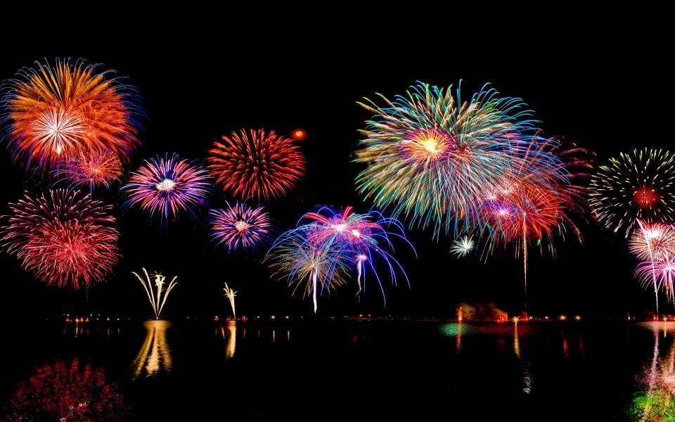 Download Amazing Fireworks Over Water wallpaper