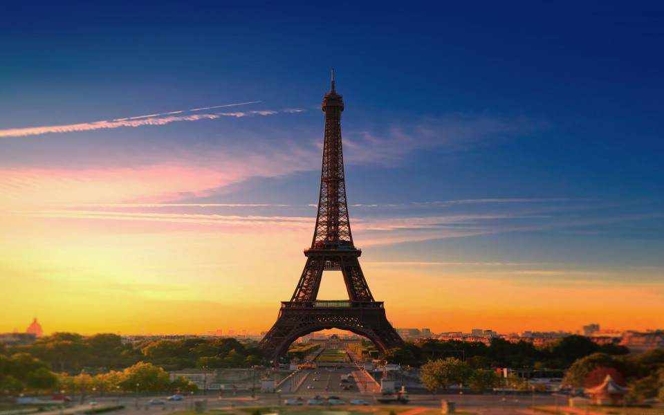 Download Eiffel Tower At Sunrise wallpaper