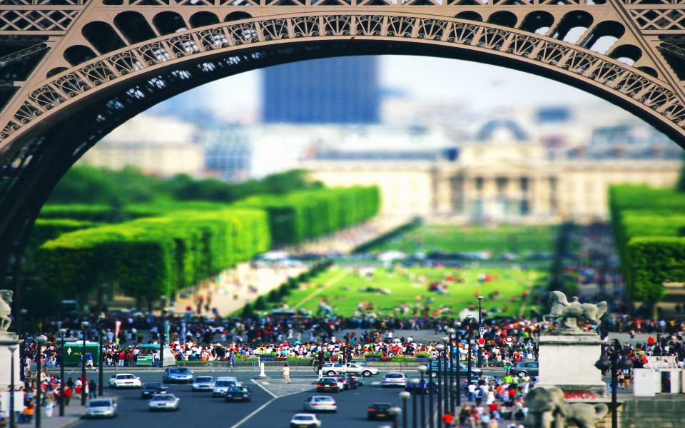 Download Eiffel Tower Tourists wallpaper
