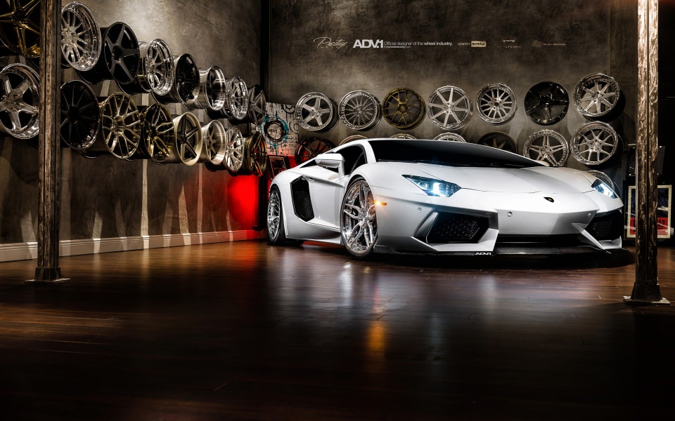 Download Lamborghini Aventador wallpaper