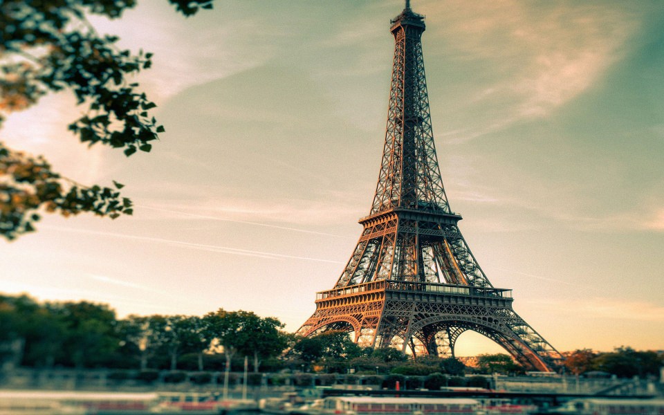 Download Romantic Eiffel Tower wallpaper