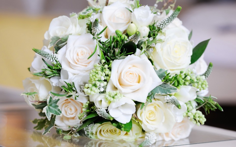 Download White Rose Wedding Bouquet wallpaper
