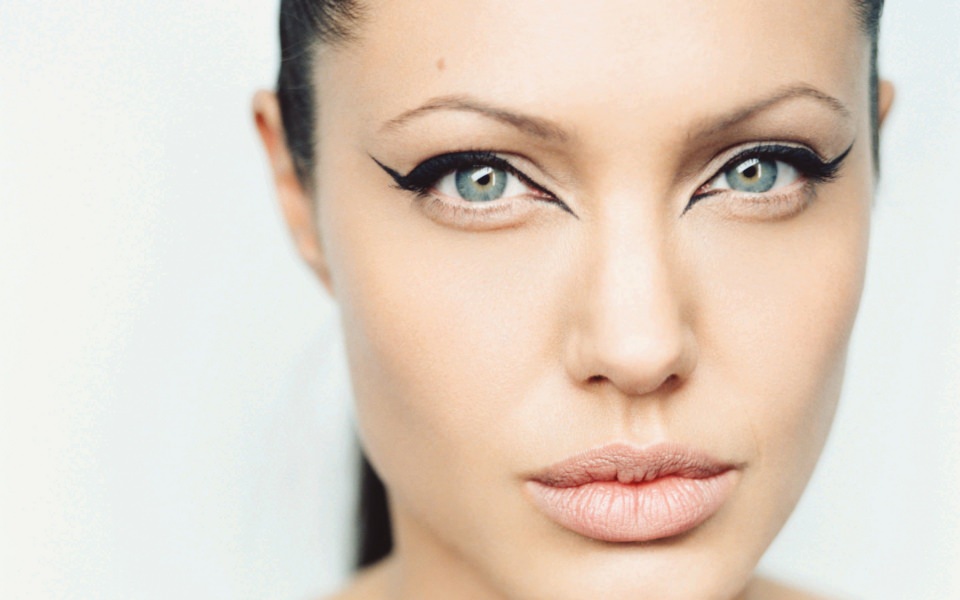 Download Angelina Jolie Portrait wallpaper