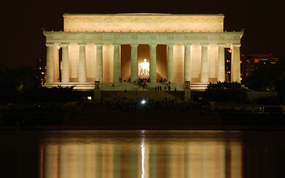 Download Abraham Lincoln Memorial At Night wallpaper