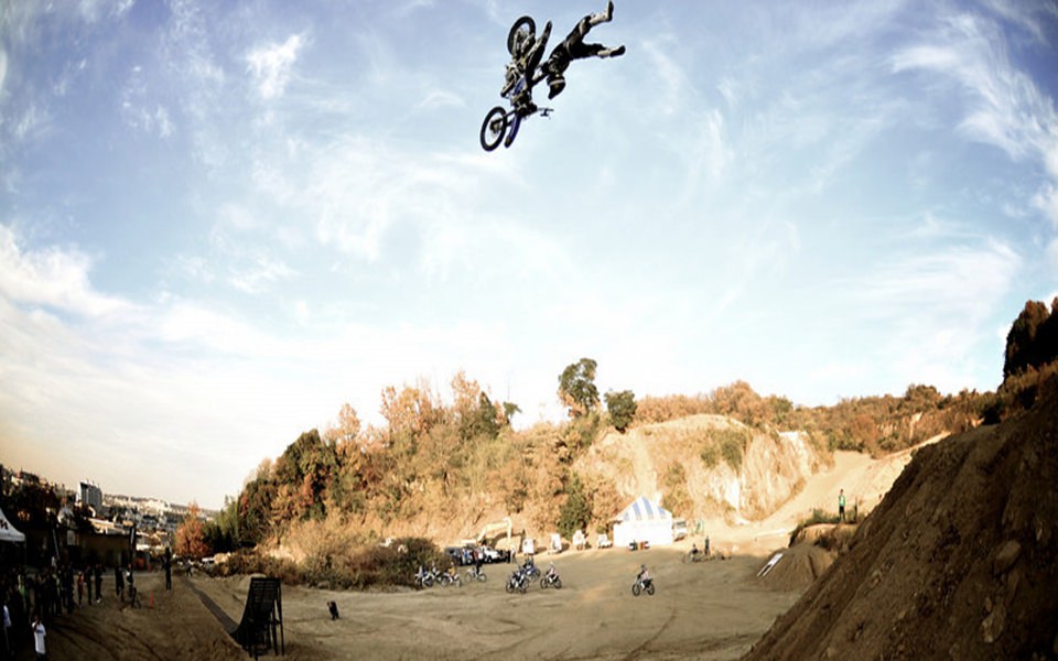 Download Dirt Bike Stunt wallpaper