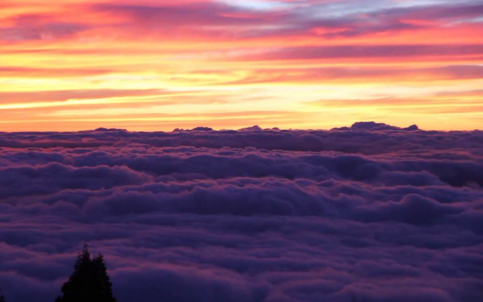 Download Epic Sunset Above the Clouds wallpaper