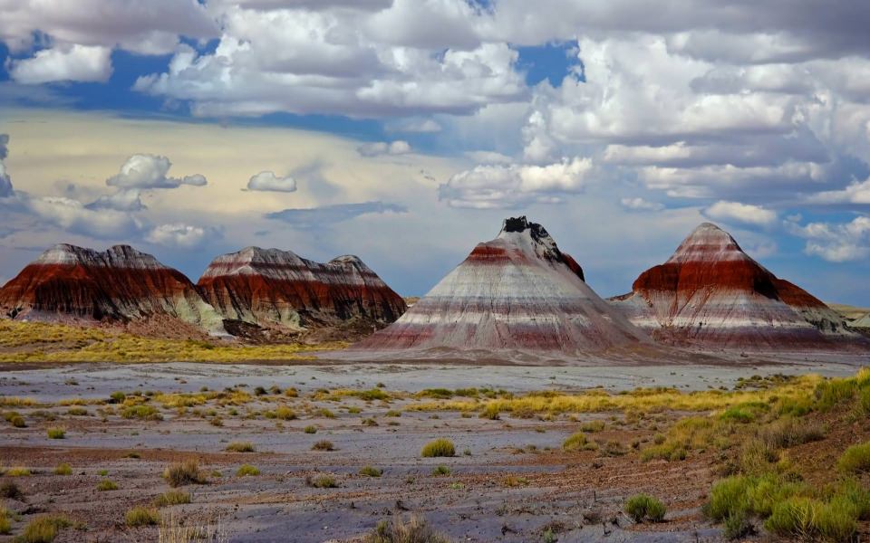 Download Mountains in the Painted Desert wallpaper