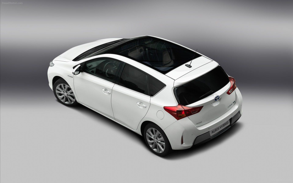 Download Toyota Auris Hybrid 2013 wallpaper
