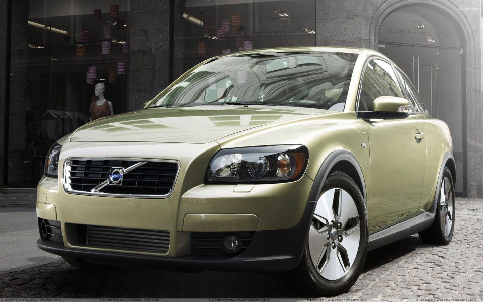 Download Volvo C30 In Green Front Pose Wallpapers wallpaper