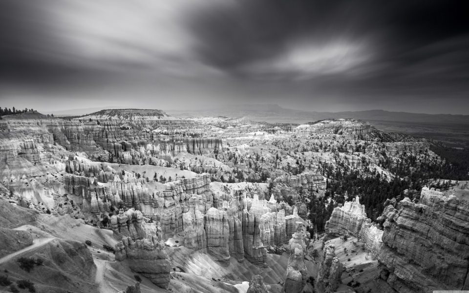 Download Bryce Canyon Black And White iPhone 4K wallpaper