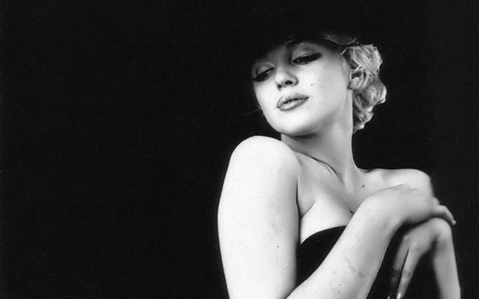 Download Marilyn Monroe In Black And White 4K iPhone Wallpapers wallpaper