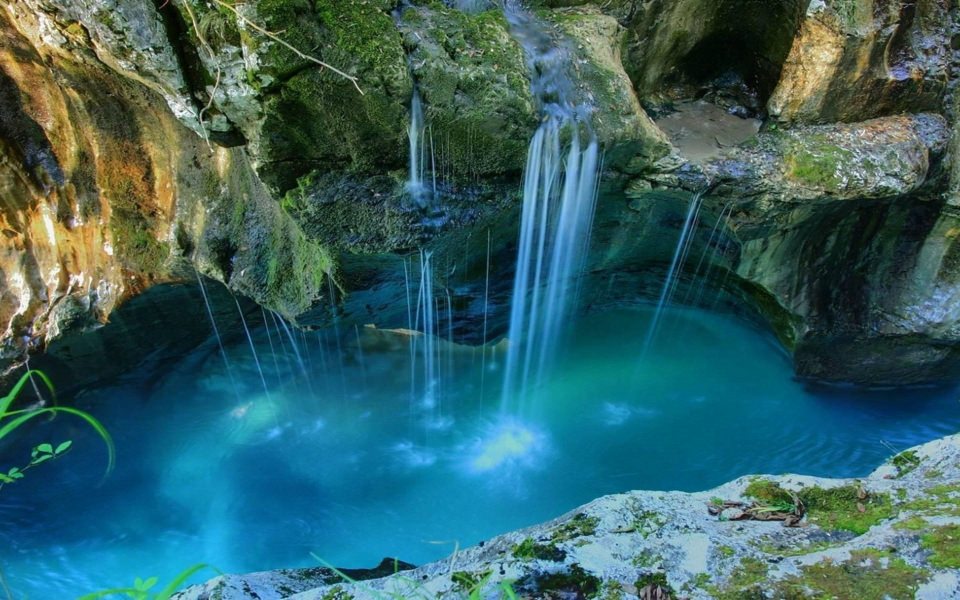 Download Plitvice Lakes National Park waterfall wallpaper