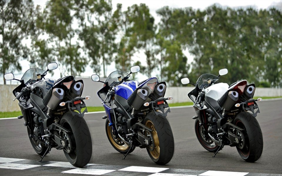 Download Yamaha R1 YZF sportbike superbike wallpaper