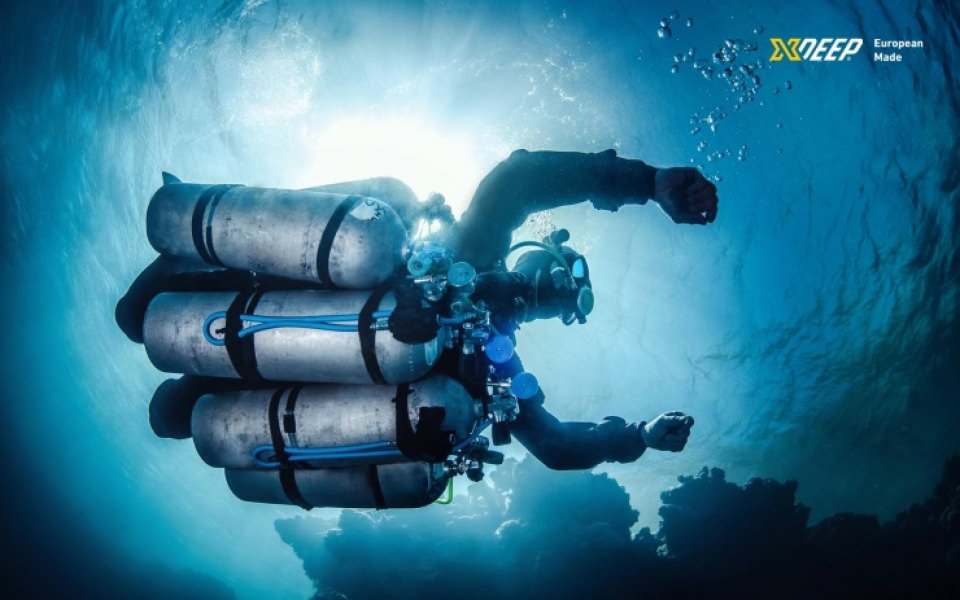 Download Diving iPhone 4K 2020 HD wallpaper