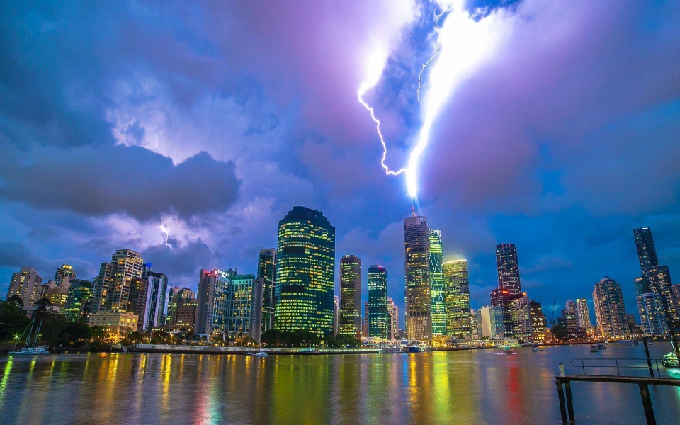 Download Lightning Catched Over Brisbane 4K 2020 wallpaper