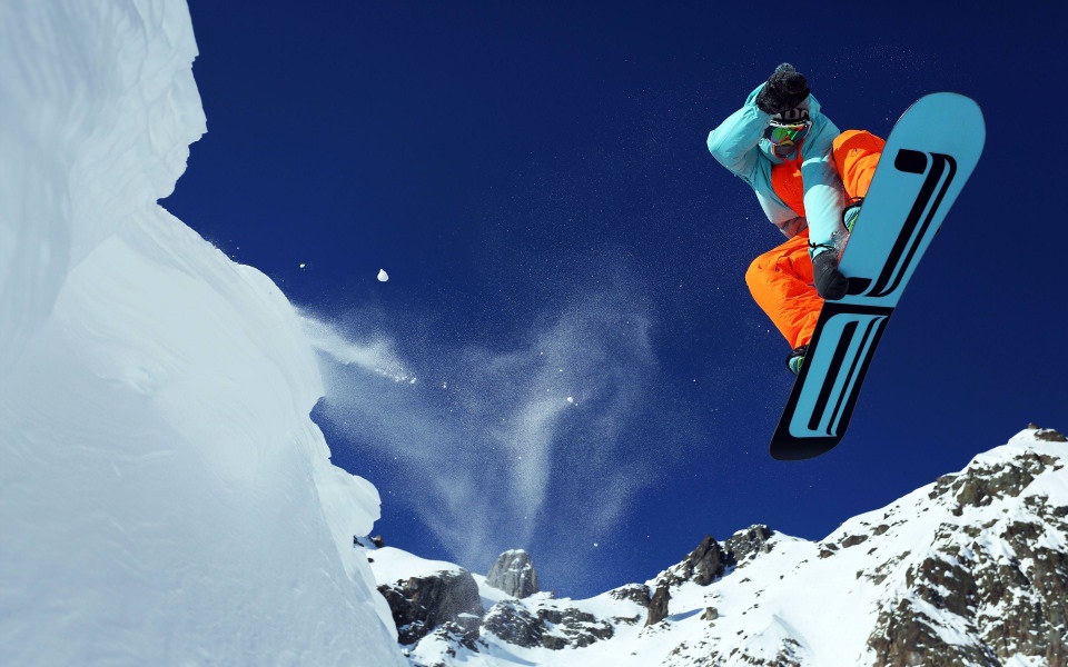 Download Mountain Skiing 4K iPhone wallpaper