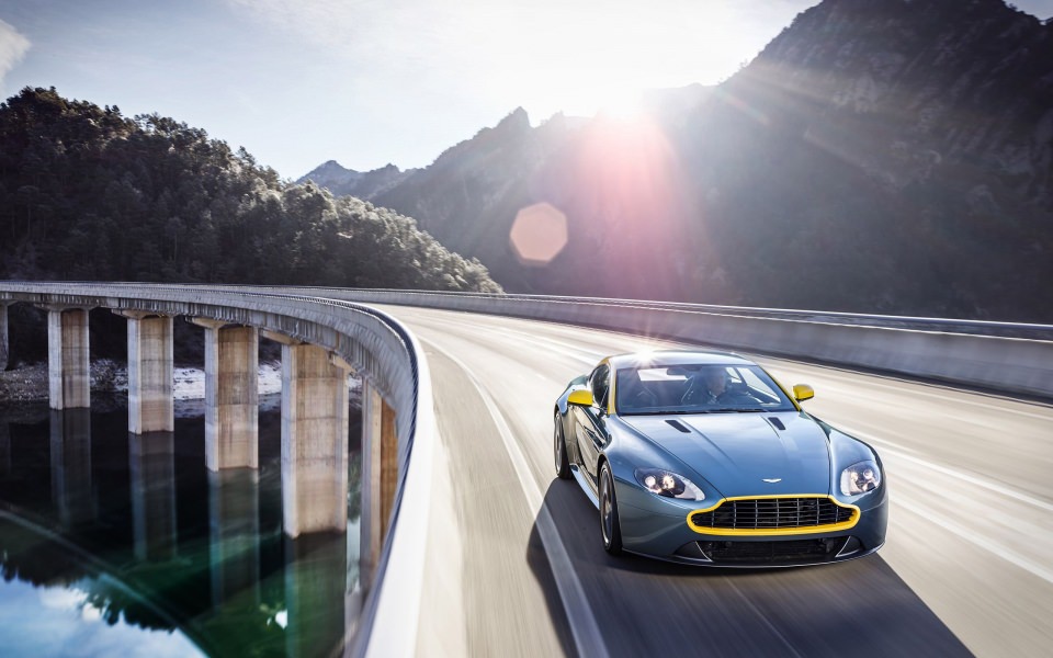 Download 4K Pictures Aston Martin V8 Vantage wallpaper