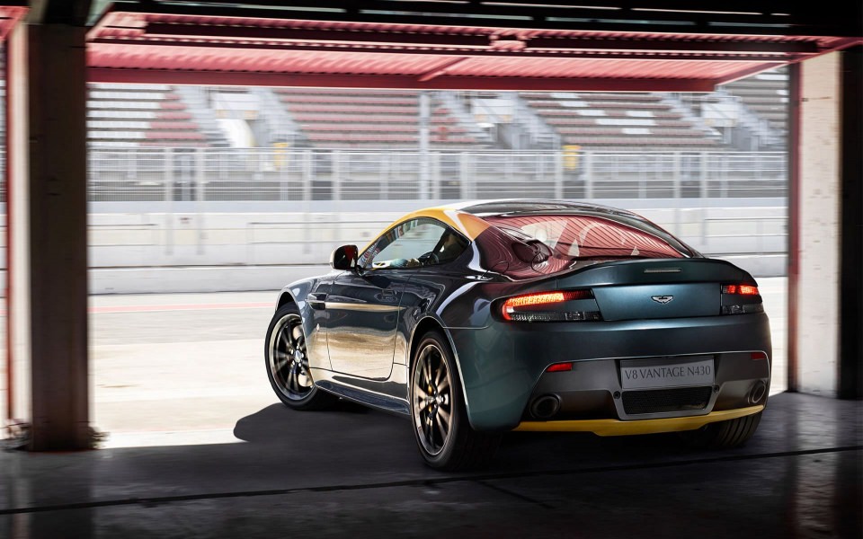 Download Aston Martin V8 Vantage wallpaper