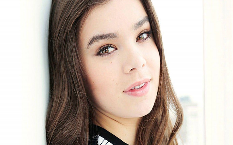 Download Hailee Steinfeld Download Full HD 5K Images Photos wallpaper
