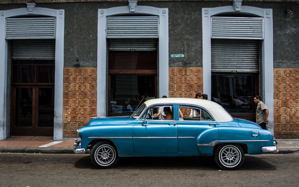 Download Havana Cuba Retro Light Blue Cars Side 2880x1800 HD 4K wallpaper