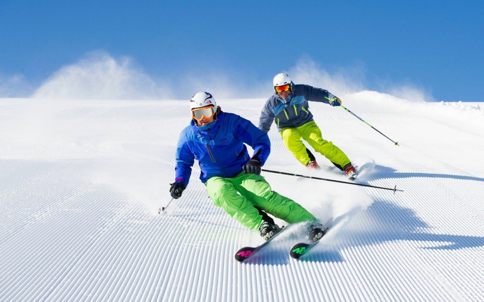Download Skiing 4K HD wallpaper