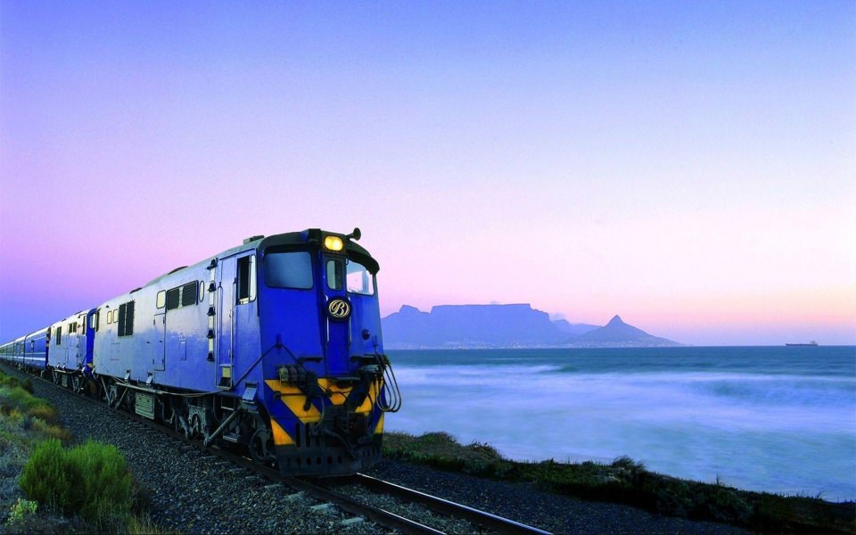 Download Train Leaving Table Mountain 8K 5K HD wallpaper