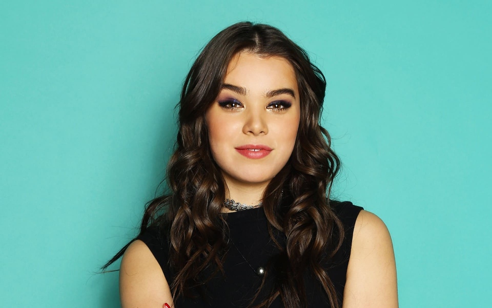 Download Hailee Steinfeld 4K 5K 8K HD Display Pictures Backgrounds Images wallpaper