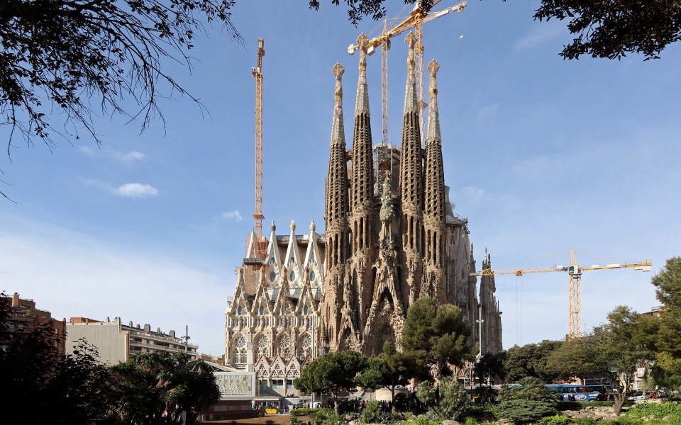Download La Sagrada Familia 4K UHD wallpaper