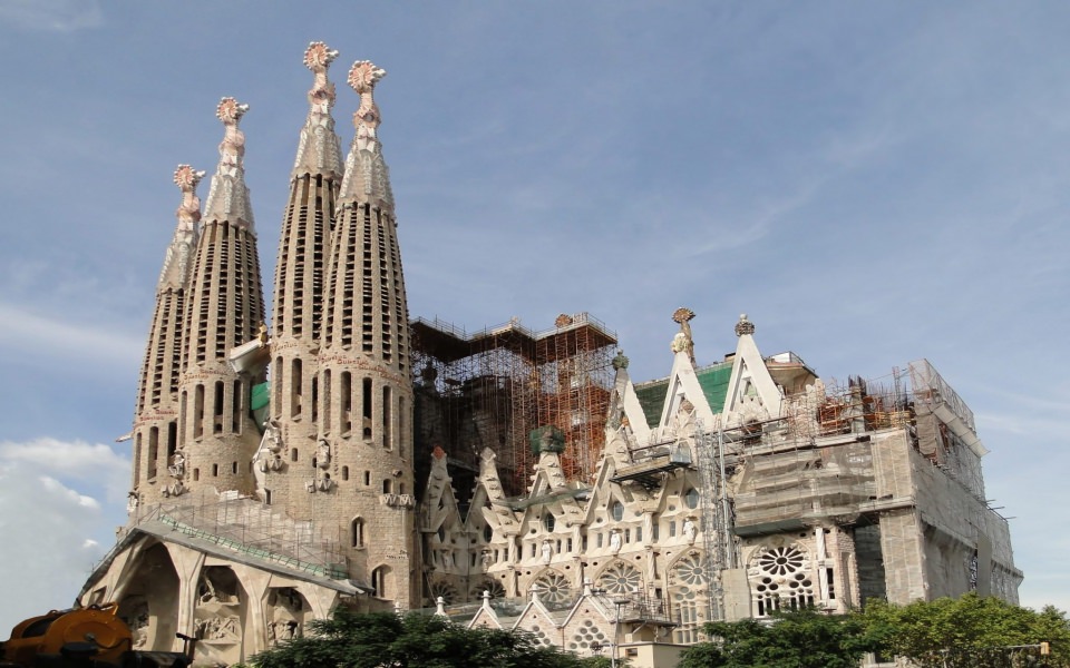 Download La Sagrada Familia HD 1080p 2020 2560x1440 Download wallpaper