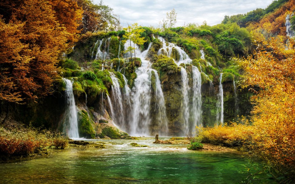 Download Plitvice Lakes National Park 8K HD 2560x1600 Mobile Download wallpaper