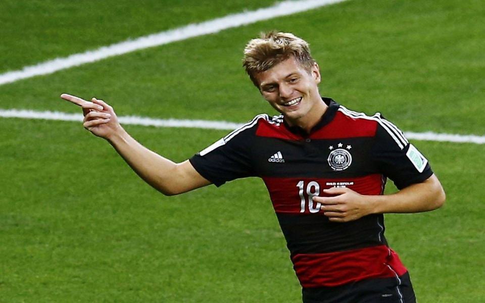 Download Toni Kroos 4K 8K 2560x1440 Free Ultra HD Pictures Backgrounds Images wallpaper