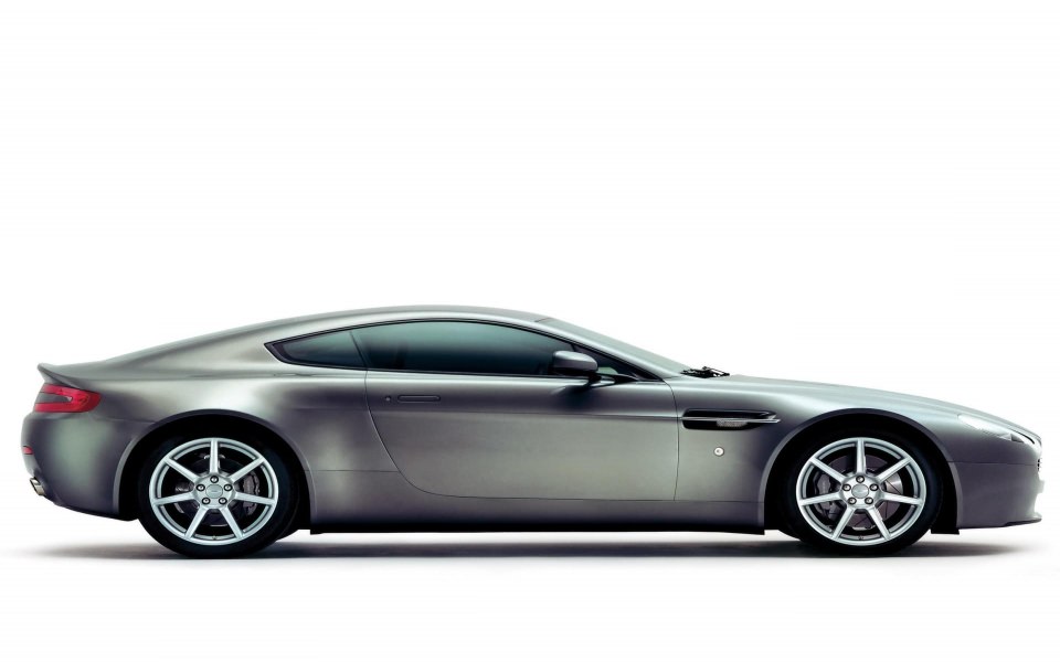 Download Aston Martin V12 Vantage 4K Wallpapers for WhatsApp wallpaper