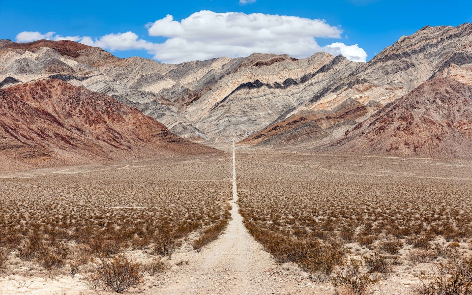 Download Death Valley National Park iPhone 11 Back Wallpaper in 4K 5K wallpaper