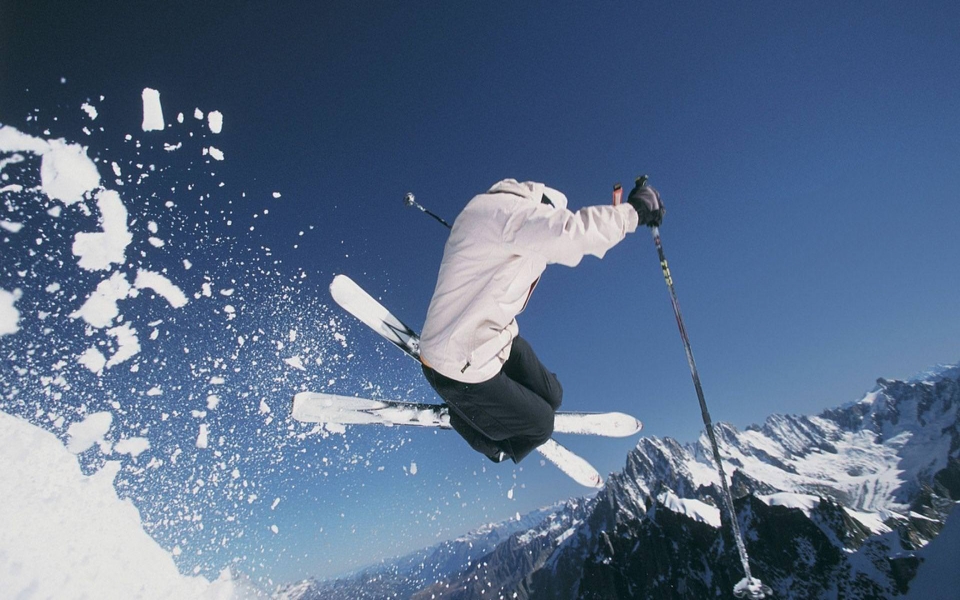 Download Skiing iPhone 11 Back Wallpaper in 4K 5K wallpaper