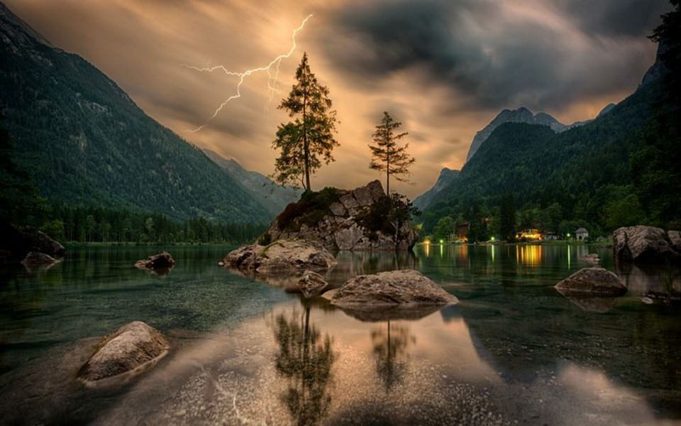Download HD Realistic Lightning Photos for iPhone wallpaper