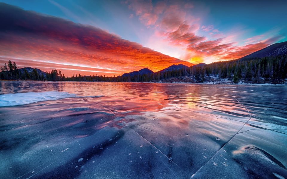 Download Frozen Lake Scenery wallpaper