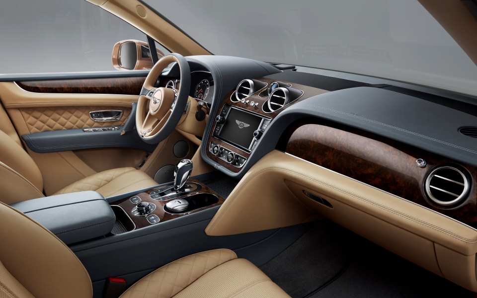 Download Luxury and Power Bentley Bentayga SUV HD Wallpaper wallpaper