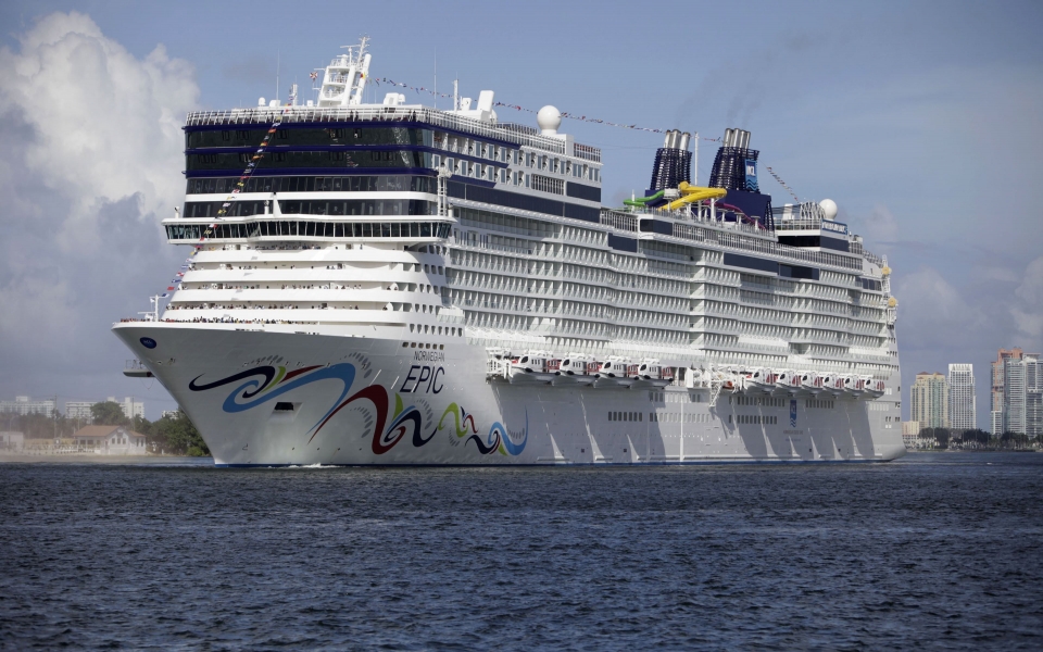 Download Norwegian Epic Cruise Ship White Elegance in HD Wallpaper wallpaper