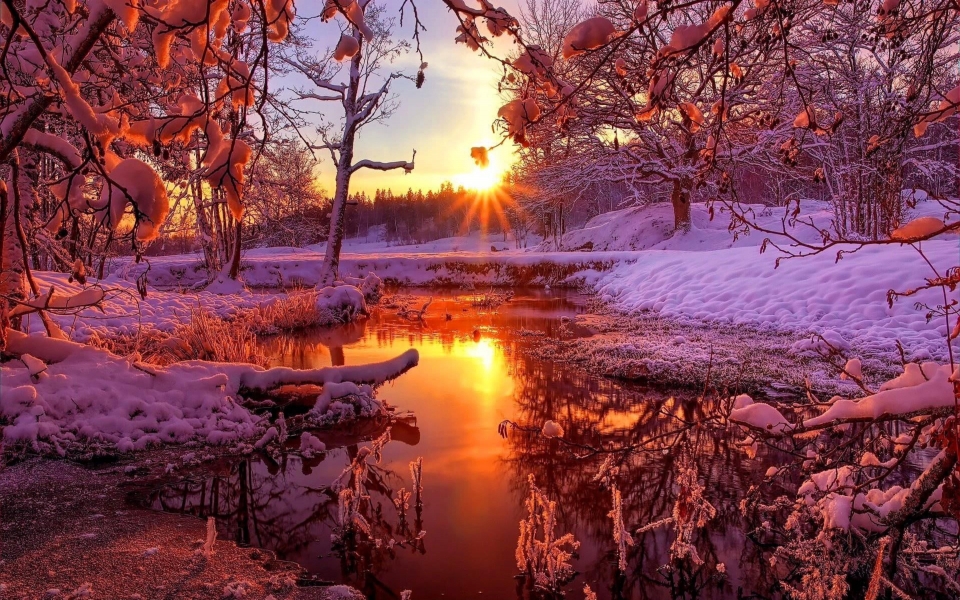Download Sunrays Reflecting on Frozen River HD 2024 Wallpaper wallpaper
