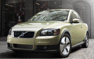 Volvo C30 In Green Front Pose Wallpapers