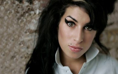Amy Winehouse 4K iPhone Mac Android Wallpapers