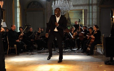 Intouchables HD Singing on Stage Wallpaper