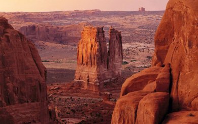 Courthouse Towers in Arches 4K Free Wallpaper Download 2020