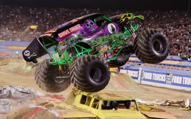 Long Monster Trucks 4K 8K Free Ultra HD Pictures Backgrounds Images