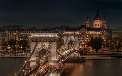 Experience the Majestic Chain Bridge with 5K HD Wallpapers