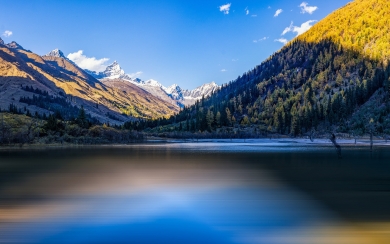 Discover the Breathtaking Beauty of Yamdrok Lake and Mountains in Tibet HD Wallpaper